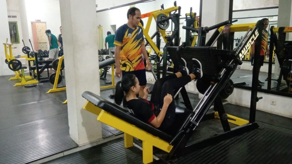 Pelatih PST Singa Jepara Panji Kerso saat memandu latihan atletnya