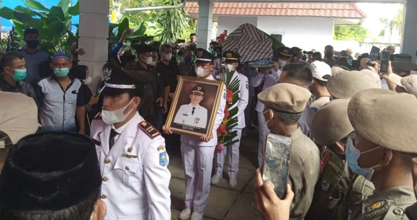 Prosesi Pemakaman Almarhum Putra Raja Muna Terakhir Diiringi Upacara Pelepasan