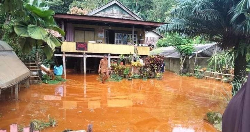 Tanggul Penahan Air PT Ceria Jebol, Rumah Warga Terendam Lumpur