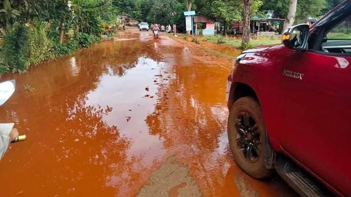 Jalan raya terendam lumpur merah