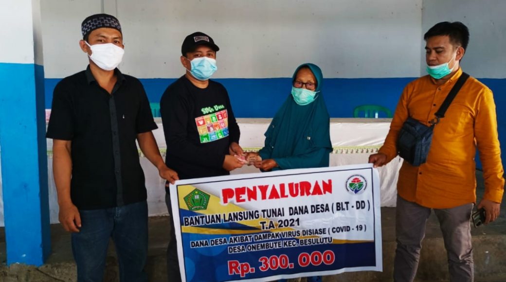 Pemdes Onembute saat penyaluran BLT