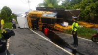 Tak Mampu Mendaki, Tronton Muatan Excavator Terguling di Kolut