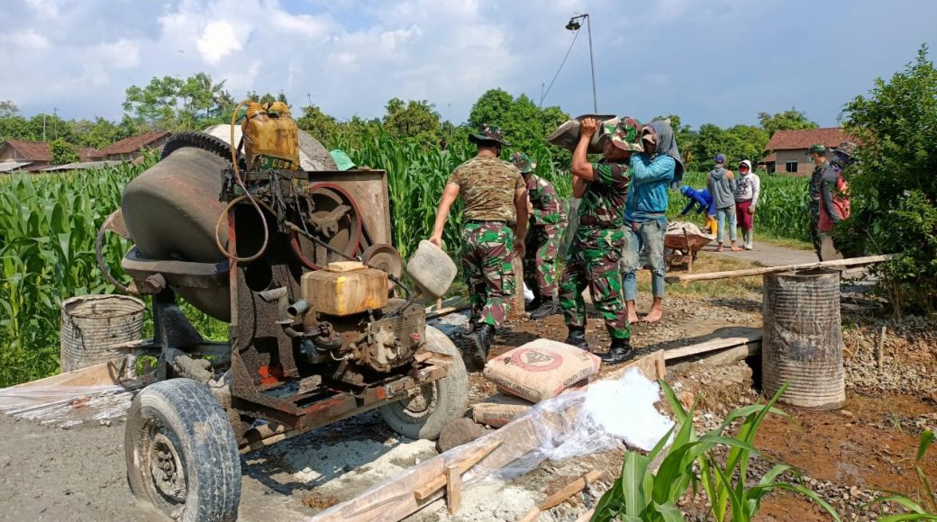 Tingkatkan Ekonomi Wilayah Kecamatan Bangsri, Anggota Staf Teritorial Bantu Pengecoran Jalan