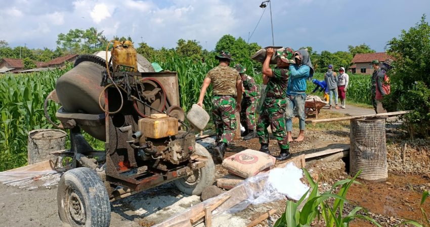 Tingkatkan Ekonomi Wilayah Kecamatan Bangsri, Anggota Staf Teritorial Bantu Pengecoran Jalan