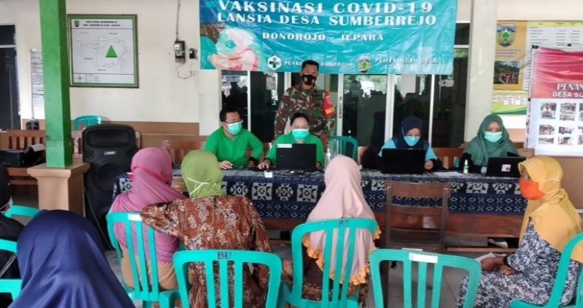 Babinsa Sumberejo Kawal Pemberian Vaksin Bagi Para Lansia