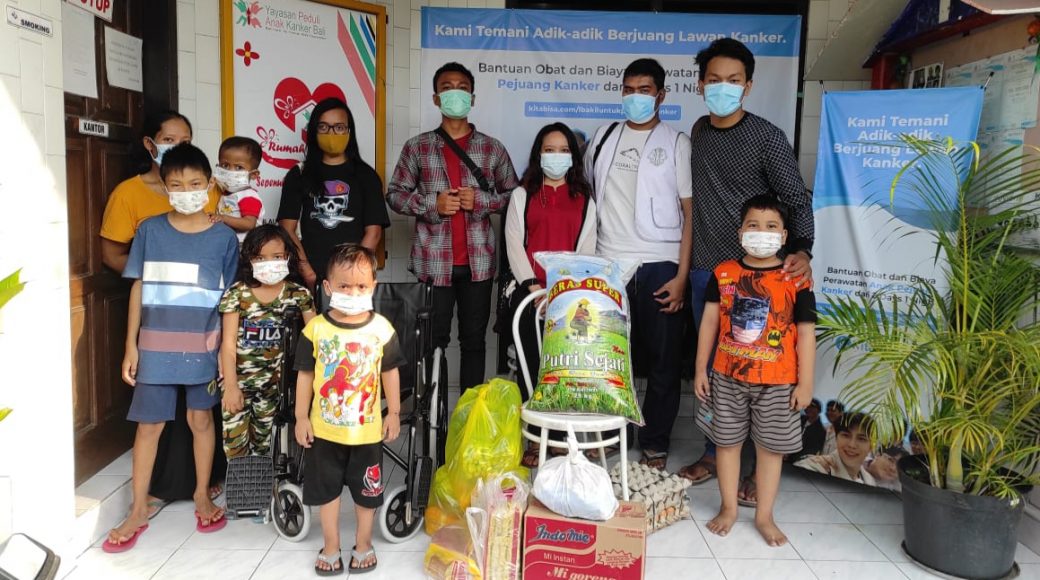 LCBS saat berkunjung YPKA dan memberikan kursi roda serta paket sembako