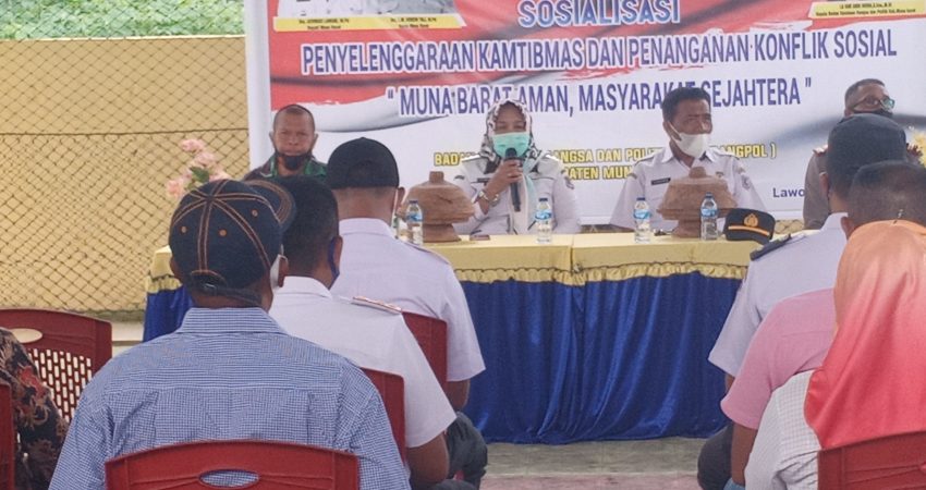Camat Lawa Siti Karimando saat memberikan sambutan