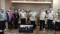 Foto bersama pemateri sosialisasi dan desk registrasi Loka POM Baubau