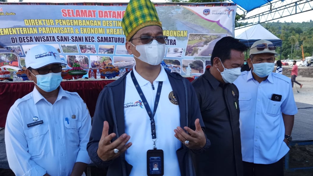 Direktur Pengembangan Destinasi Regional II, Kementrian Pariwisata dan Ekonomi Kreatif (Kemenparekraf) Republik Indonesia, Wawan Gunawan melakukan kunjungan kerja di Desa Sani-sani, Kecamatan Samaturu, Kabupaten Kolaka, Sultra
