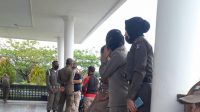Puluhan Petugas Satpol PP saat menyambangi Rujab Bupati Konsel