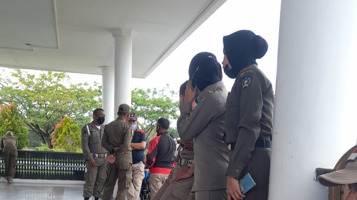 Puluhan Petugas Satpol PP saat menyambangi Rujab Bupati Konsel