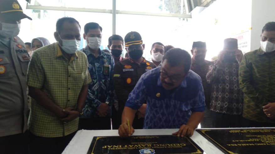 ti Wakatobi H. Arhawi, beserta forkopimda saat meresmikan bangunan gedung Rumah Sakit Umum Daerah Kabupaten Wakatobi, pada Sabtu 19 Juni 2021. Foto (rusdin/tegas.co)