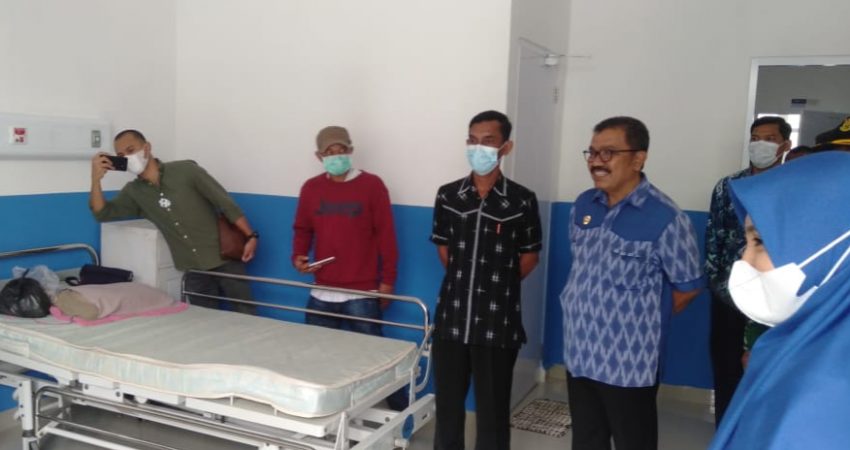 Tampak Bupati Wakatobi Arhawi meninjau fasilitas kesehatan dan berdiskusi dengan salah satu pasien rumah sakit usai peresmian.