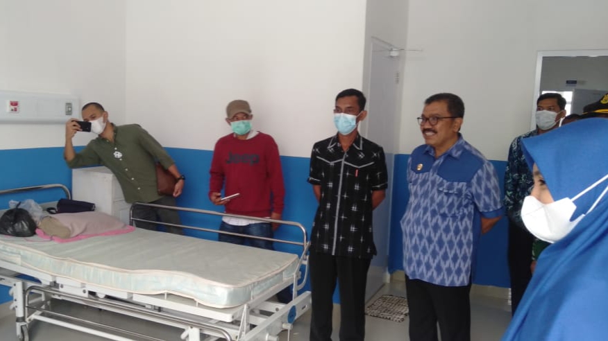 Tampak Bupati Wakatobi Arhawi meninjau fasilitas kesehatan dan berdiskusi dengan salah satu pasien rumah sakit usai peresmian.