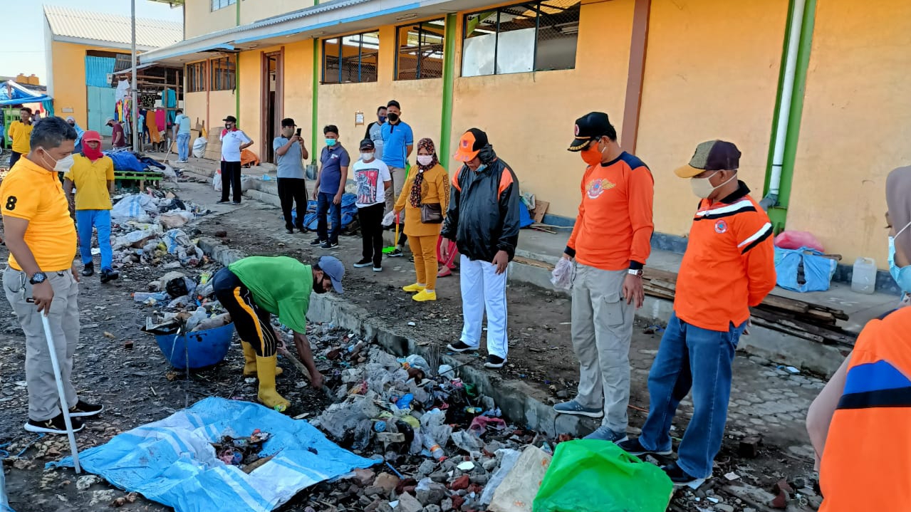 Suasana baksos BPBD Baubau di pasar Wameo