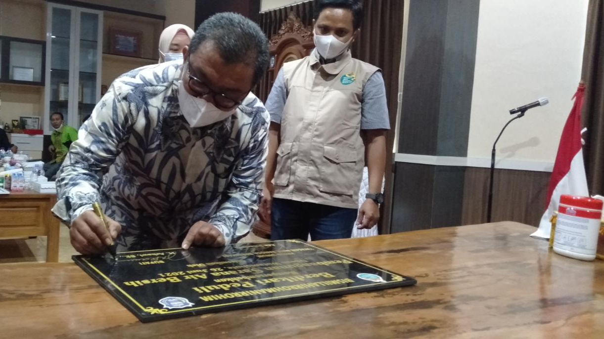 Bupati Wakatobi Arhawi saat menandatangani prasasti bangunan sarana air bersih dari Yayasan Bina Bangsa Berdikari, dilanta 2 kantor bupati, Wakatobi, Jum'at (25/06/2021).