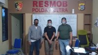Ketua Timsus Polres Muna, Aipda Zainul bersama tersangka D (kaos hitam)