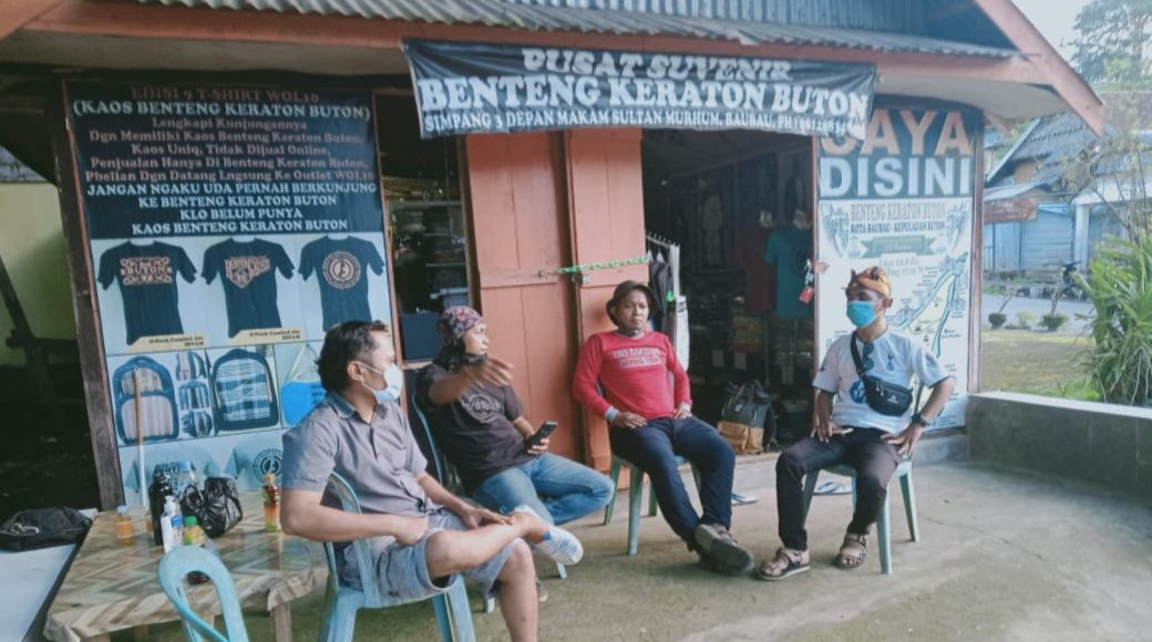 Ketgam. Suasana Pembahasan Pariwisata Kepton ke depan, dari kiri Bang Wawan, Bang Petra Mamonto, Bang Alimin dan saudara Muh. Yunan (Foto : Hari)