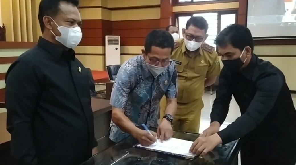 penandatanganan naskah persetujuan bersama atas Rancangan Peraturan Daerah (Raperda) tentang pertanggungjawaban pelaksanaan Anggaran Pendapatan Belanja Daerah (APBD) Sultra tahun anggaran 2020 di ruang Rapat Paripurna DPRD Sultra. Senin (12/7/2021)