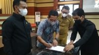 penandatanganan naskah persetujuan bersama atas Rancangan Peraturan Daerah (Raperda) tentang pertanggungjawaban pelaksanaan Anggaran Pendapatan Belanja Daerah (APBD) Sultra tahun anggaran 2020 di ruang Rapat Paripurna DPRD Sultra. Senin (12/7/2021)