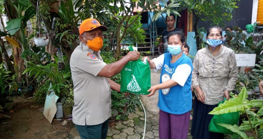 Peduli Masyarakat Isoman, BPBD Salurkan Bantuan Sembako