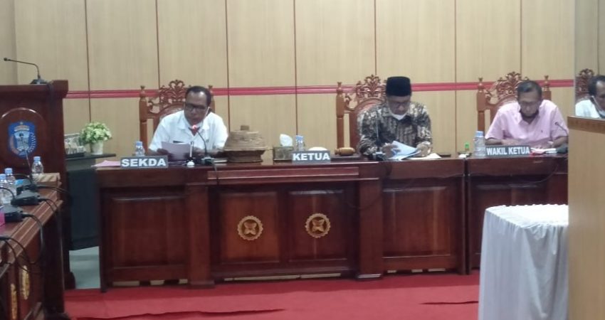 Rapat kerja antara DPRD dengan Pemerintah Kabupaten Wakatobi berakhir ricu.