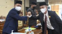 Bupati Konsel, H Surunudin Dangga (kiri) bersama Ketua Fraksi Demokrat, Ramlan (kanan) usai membacakan rekomendasi fraksi atas LKPJ Bupati tahun 2020