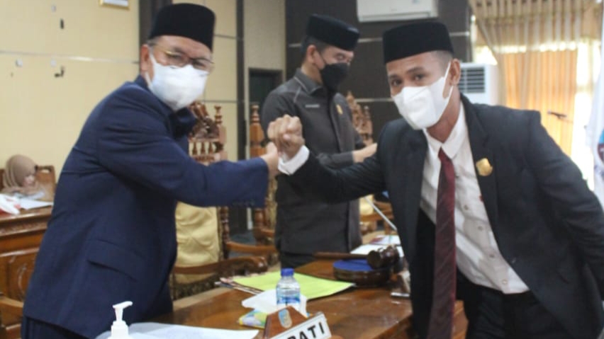 Bupati Konsel, H Surunudin Dangga (kiri) bersama Ketua Fraksi Demokrat, Ramlan (kanan) usai membacakan rekomendasi fraksi atas LKPJ Bupati tahun 2020
