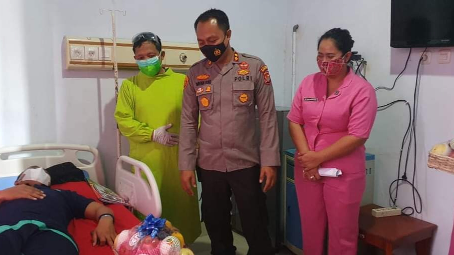 Kapolres Kolut bersama ketua cabang Bhayangkari menjenguk personil Polres Kolut yang menjadi korban saat demo pengrusakan makam leluhur