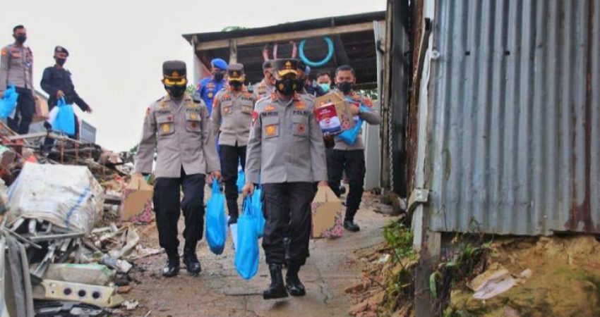 Kapolda Sultra Terus Salurkan Bansos pada Warga Terdampak Pandemi Covid-19