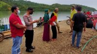 Kapolsek Batu Putih IPTU Julius Pulung bersama anggota dibantu warga melakukan pencarian korban tenggelam
