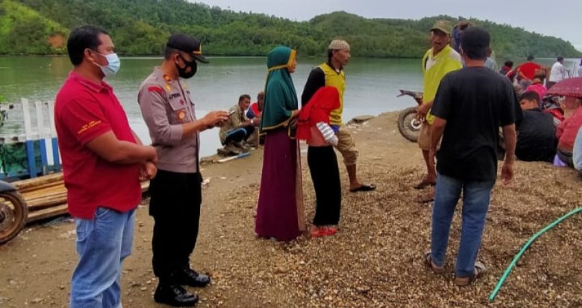 Kapolsek Batu Putih IPTU Julius Pulung bersama anggota dibantu warga melakukan pencarian korban tenggelam