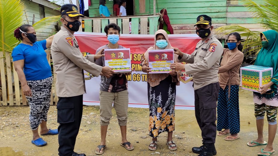 Suasana penyerahan sembako kepada warga