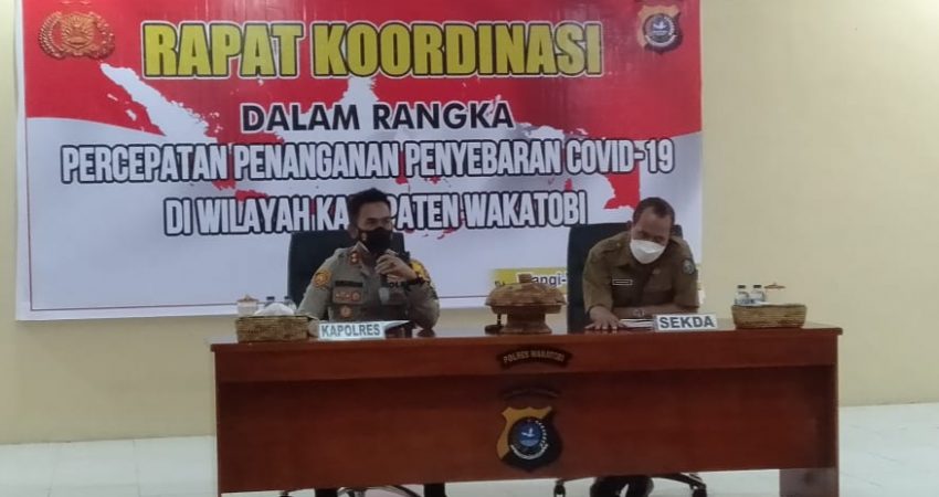 Kapolres Wakatobi AKBP Suharman Sanusi dengan pihak Pemda dalam rapat Koordinasi percepatan penanganan COVID-19.