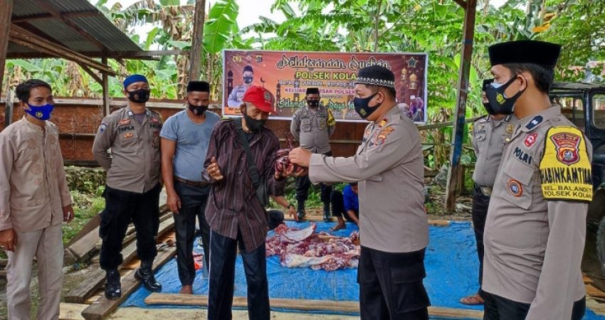 Polsek Kolaka Berbagi Daging Kurban ke Warga