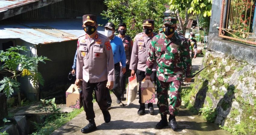 Ringankan Beban Masyarakat, Kapolda Sultra Bersama Danrem 143/HO Bagikan Paket Sembako