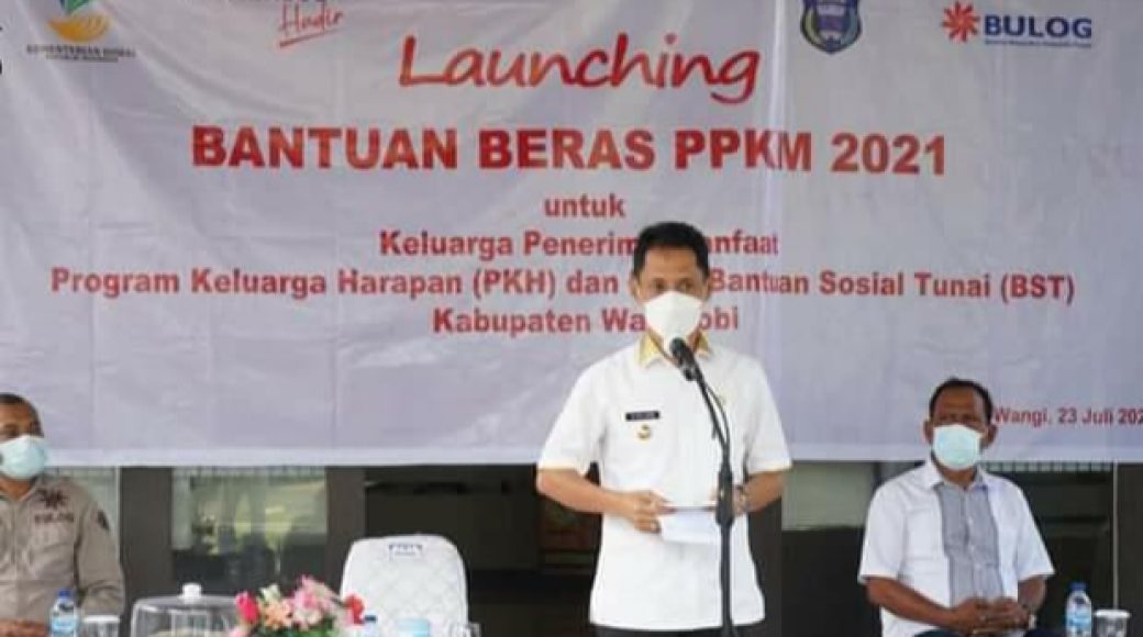 Warga Wakatobi Terima Bansos PPKM Untuk KPM PKH dan BLT
