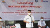 Bupati Wakatobi H.Haliana, SE saat memberi sambutan dalam acara penyerahan simbolis bantuan beras PPKM. (foto: rusdin/tegas.co)