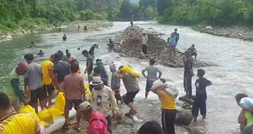 Bendungan Jebol, Polsek Ranteangin Bersama Warga Gotong Royong Timbun Sungai