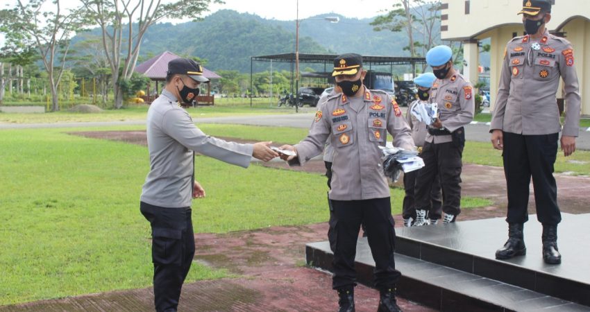 Polres Kolut Bagikan Ribuan Masker ke Personil dan Masyarakat