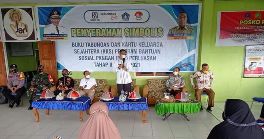 Serahkan Kartu dan Buku Tabungan Program BSP, Begini Pesan Wali Kota Kendari