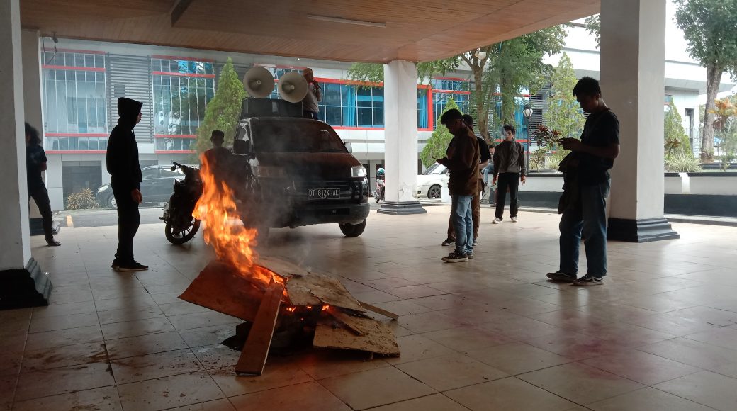 Demo Jalan Raha-Lakapera, Masa Aksi Frasa “Bakar” Gedung DPRD Sultra