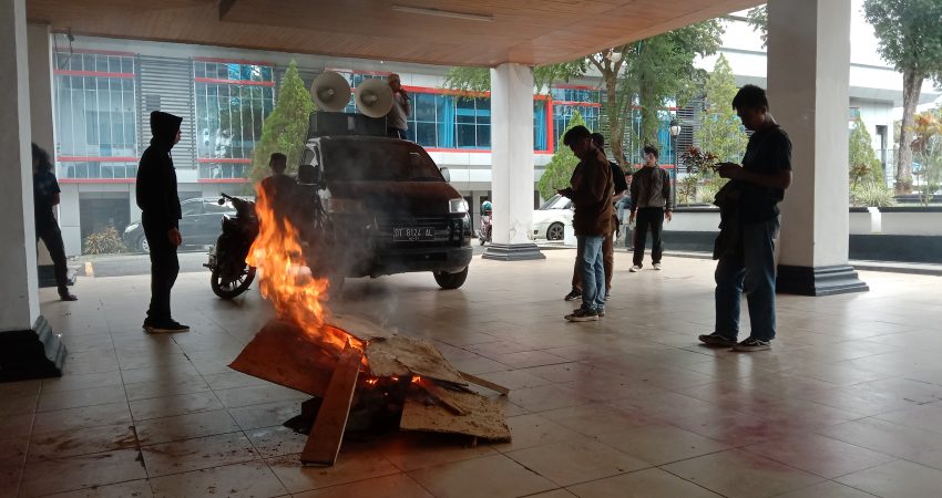 Demo Jalan Raha-Lakapera, Masa Aksi Frasa “Bakar” Gedung DPRD Sultra