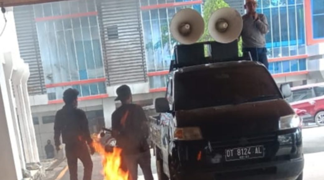 Tak Ditemui Anggota Legislatif, Frasa Swiping Gedung DPRD Sultra