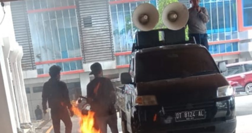 Tak Ditemui Anggota Legislatif, Frasa Swiping Gedung DPRD Sultra