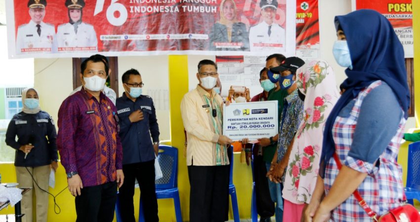 Wali Kota Kendari Serahkan Buku Tabungan BSRS DAK Fisik Bidang Perumahan 2021
