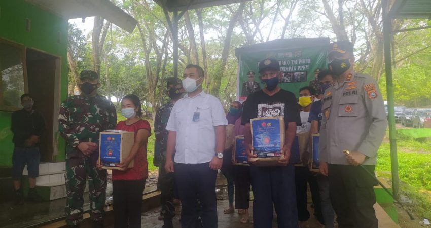 Peduli Masyarakat, Polda Sultra Bersama Korem 143/HO Bagikan Sembako