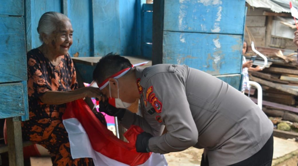 Sambut Kemerdekaan, Polres Baubau Bagikan Ratusan Sembako