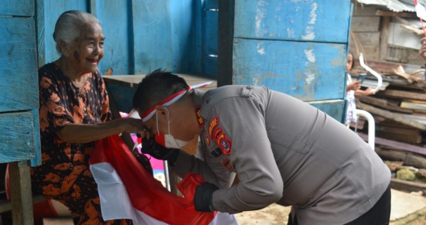 Sambut Kemerdekaan, Polres Baubau Bagikan Ratusan Sembako