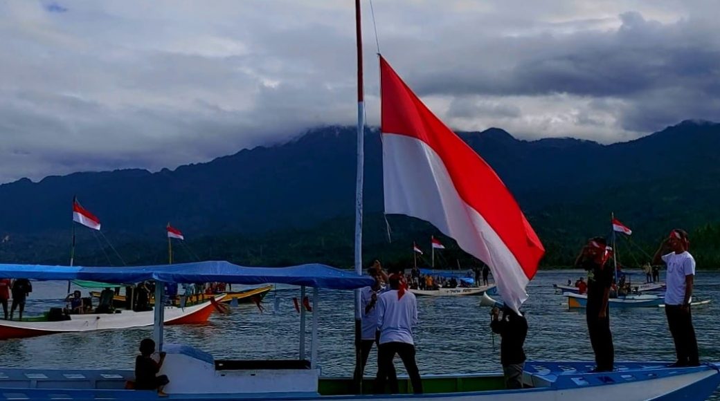 Unik, Sejumlah Pemuda dan Nelayan di Kolaka Gelar Upacara HUT RI ke 76 Menggunakan Perahu